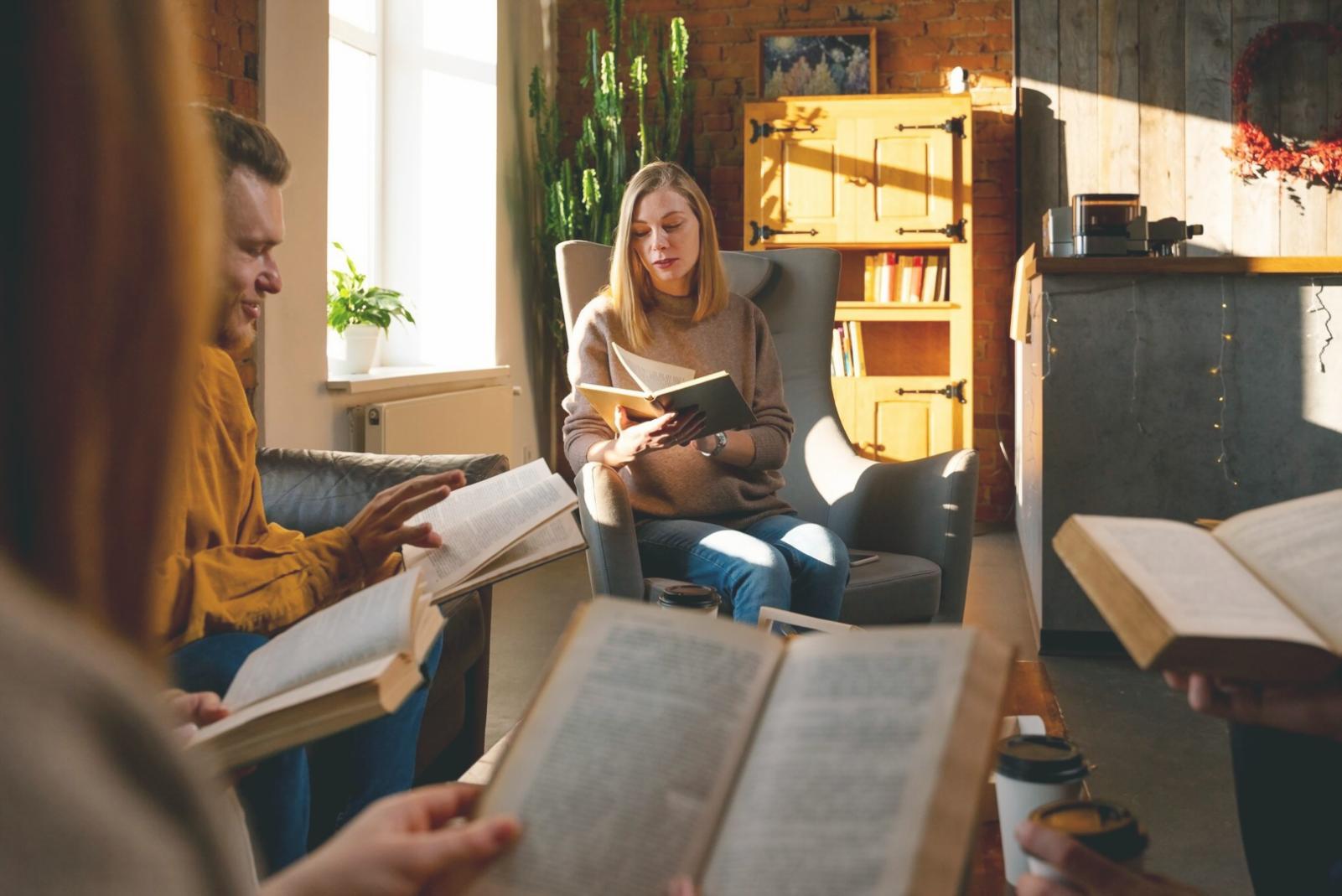 Moderne Arbeitsumgebung mit Tabellenkalkulationen und Finanzplanung