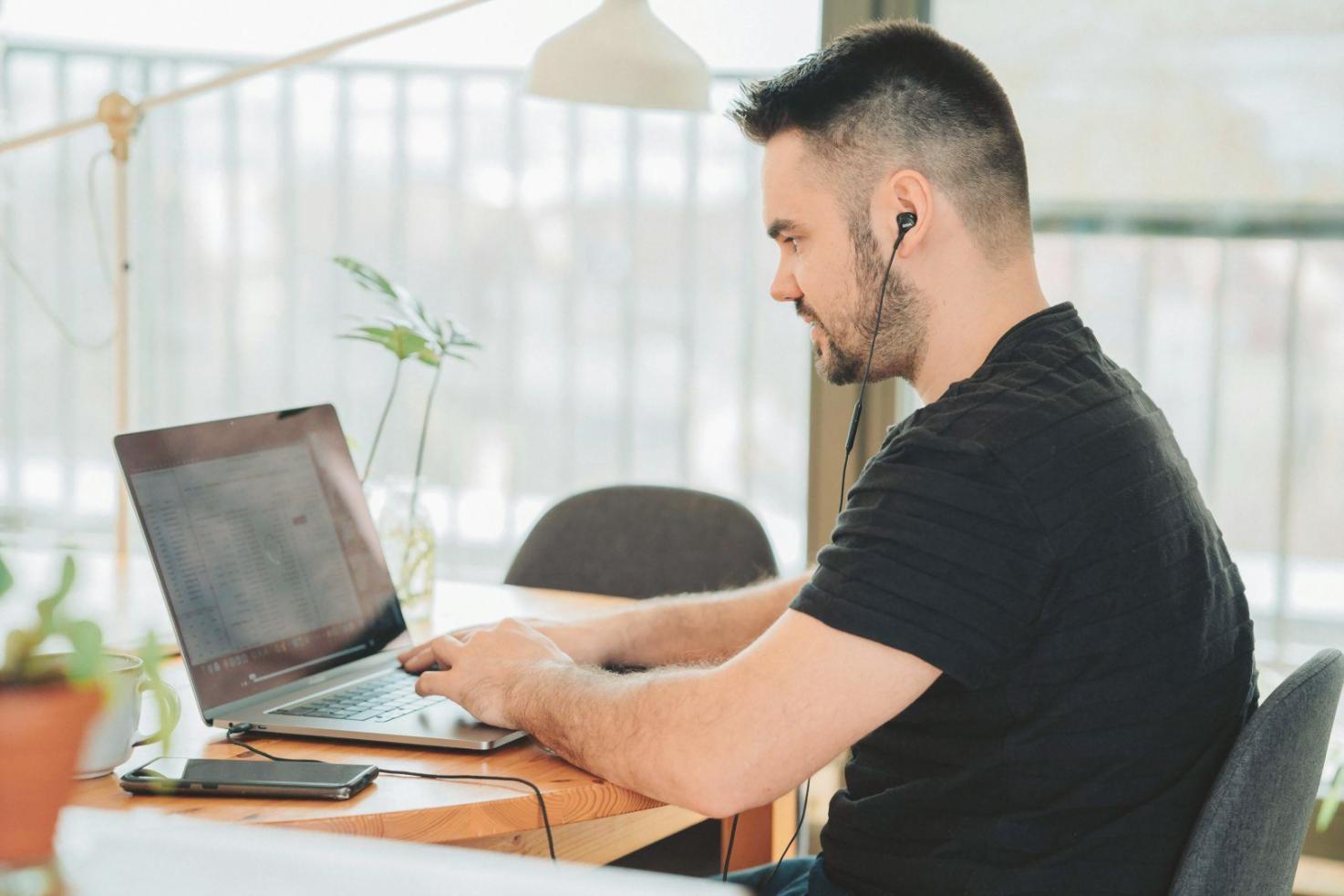 Teilnehmer arbeitet konzentriert an Finanzanalyse mit Spreadsheets